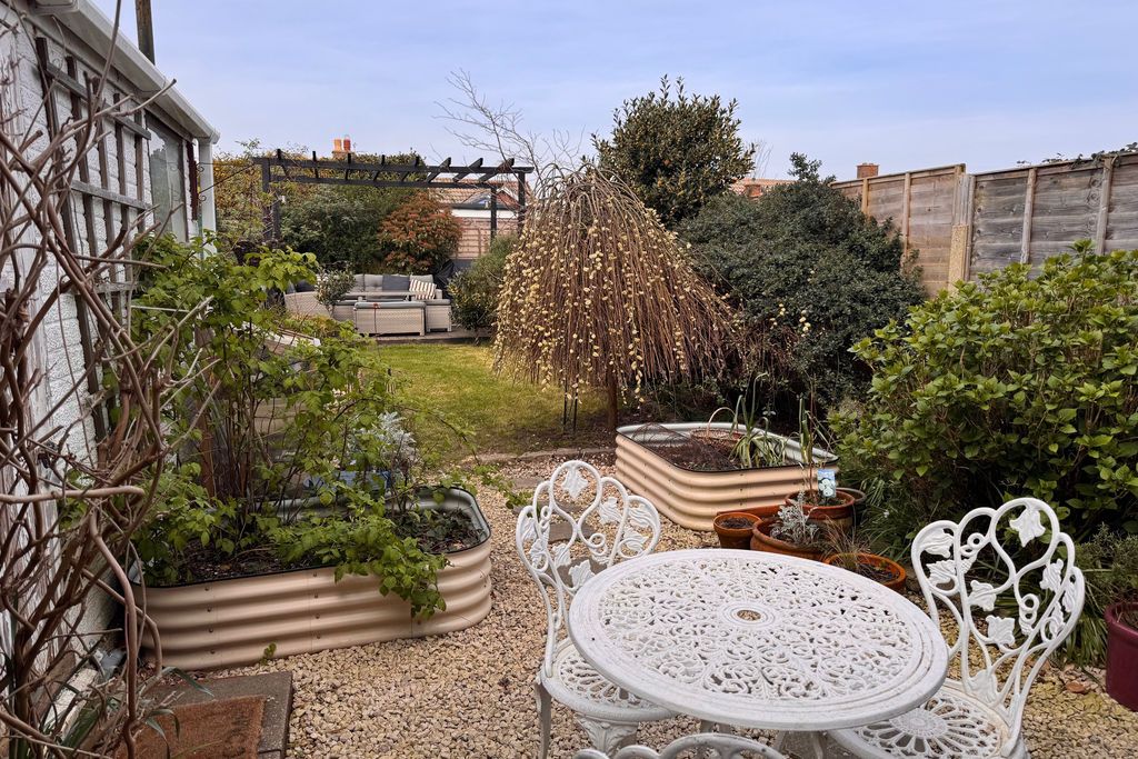 Property photo 2 of 17 Garden