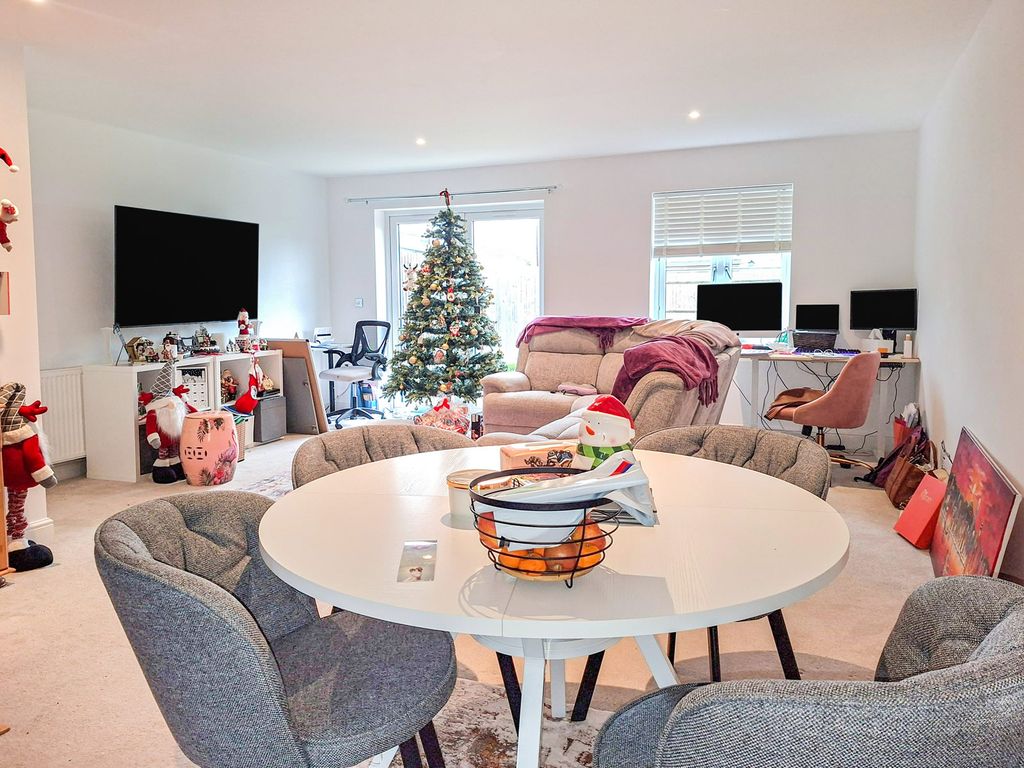 Property photo 3 of 11 Droveway3938420251215_120209_1.L93Nh.Jpg