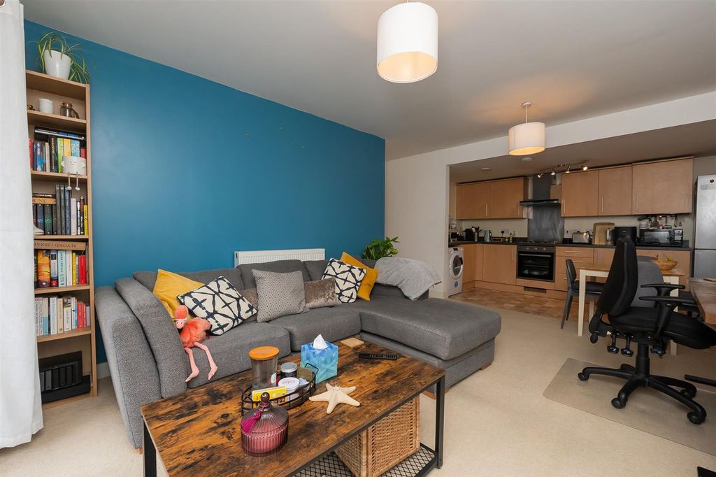 Property photo 3 of 23 29-Tallavera-Close-Bs2-0Ed-18.Jpg