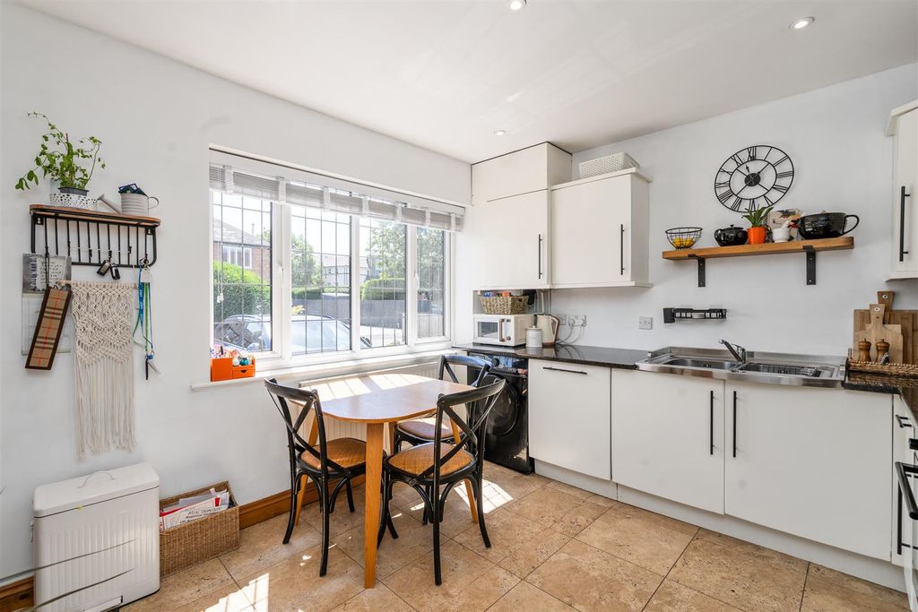 Property photo 3 of 12 3 Copt Heath Croft, Knowle_2.Jpg