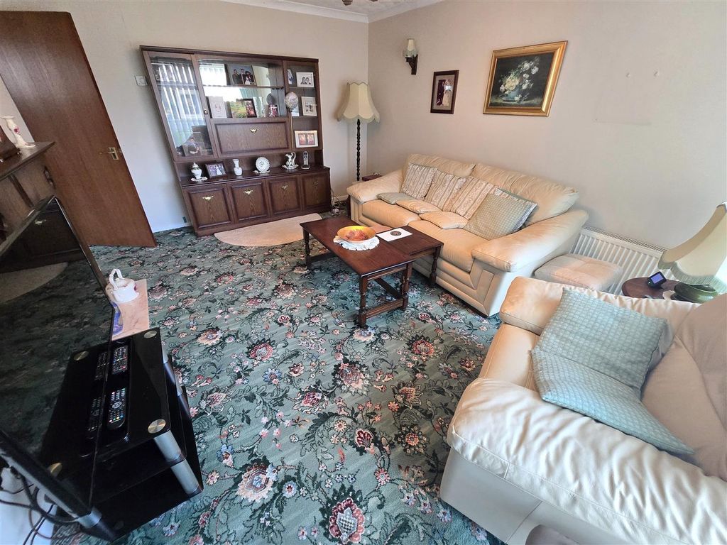 Property photo 2 of 12 Lounge