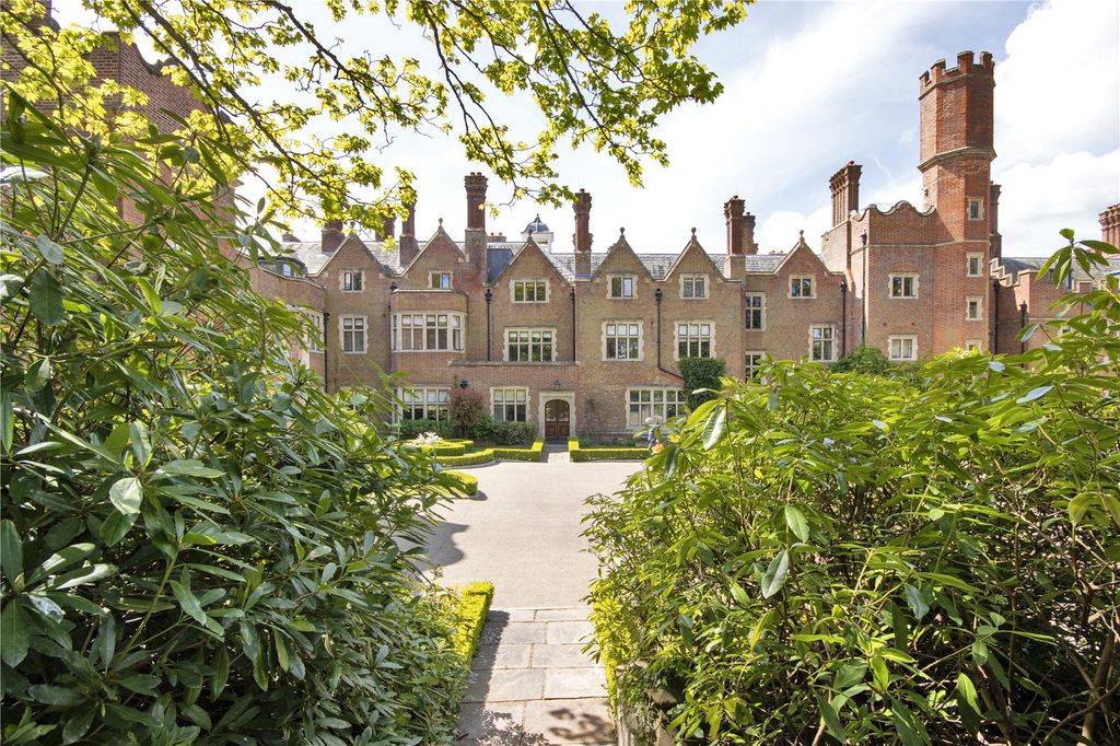Property photo 1 of 19 Swaylands Estate