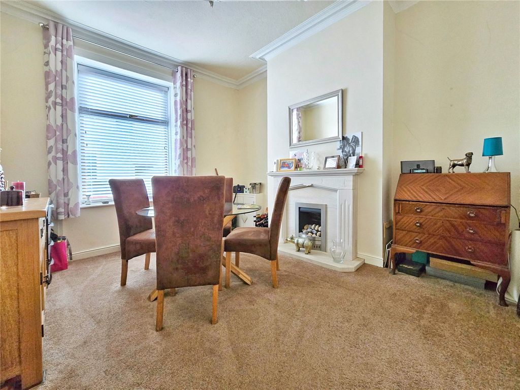 Property photo 3 of 18 Lounge