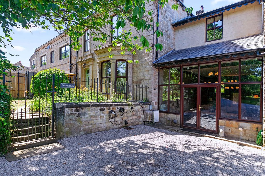 Property photo 2 of 50