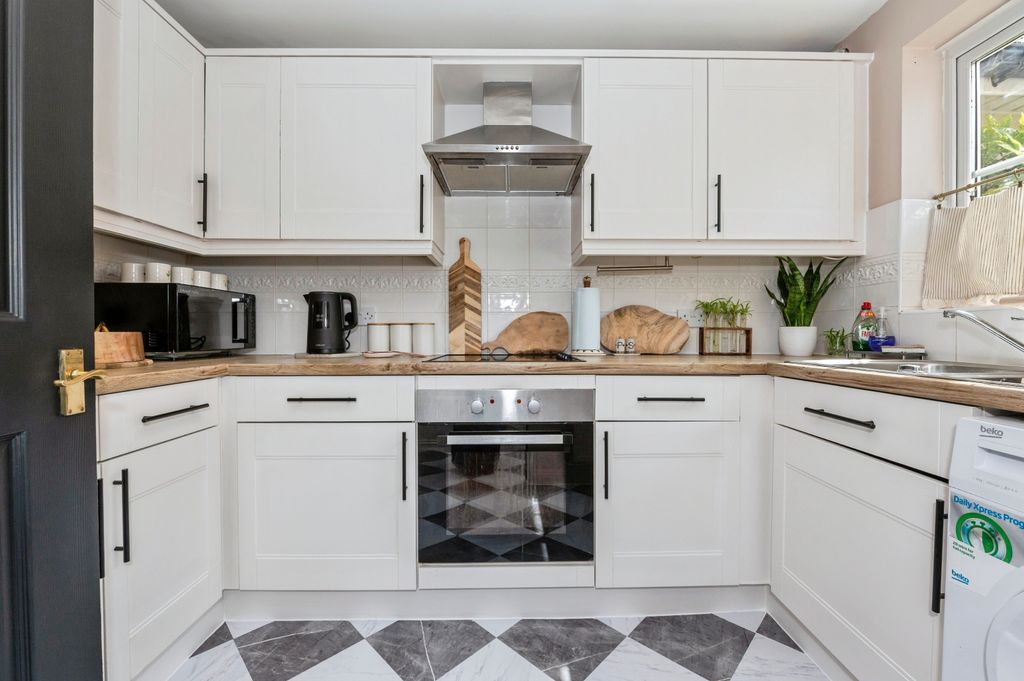Property photo 2 of 16 Kitchen