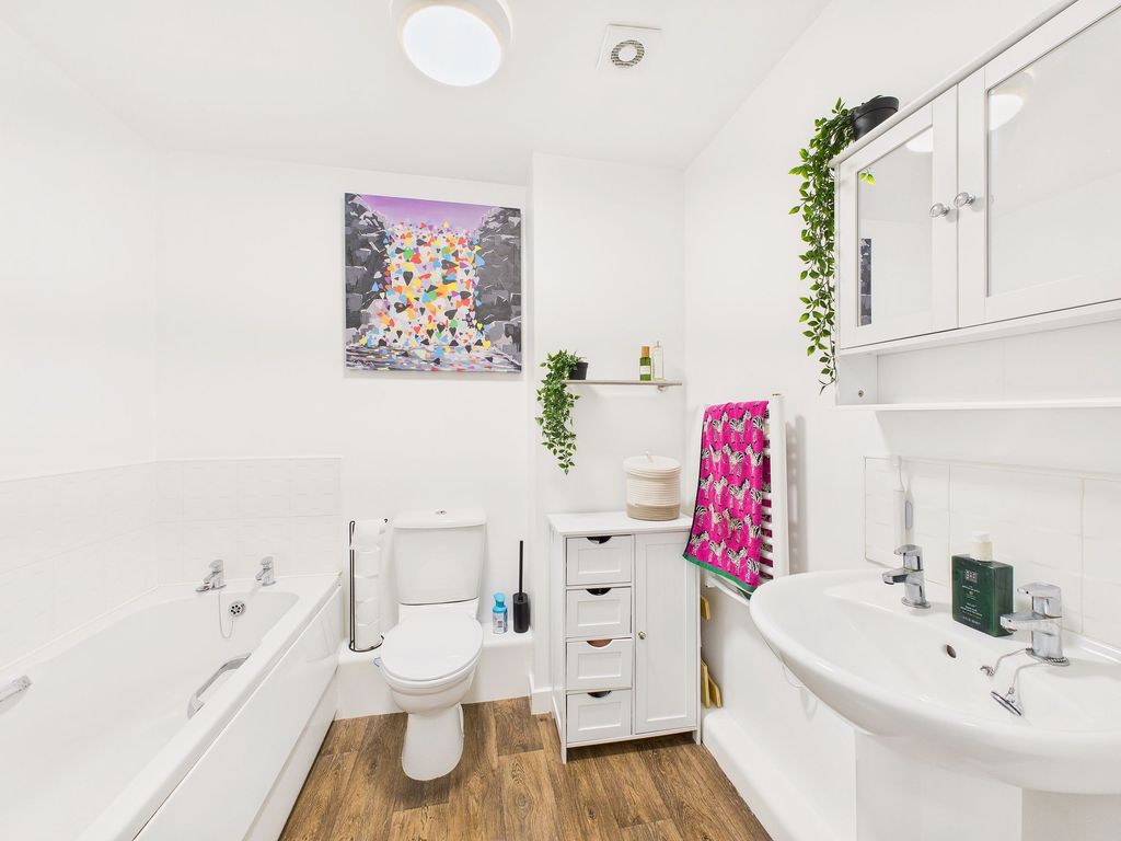 Property photo 3 of 10 Bathroom