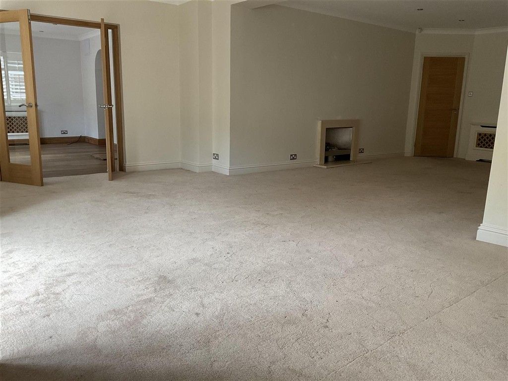 Property photo 3 of 12 Lounge