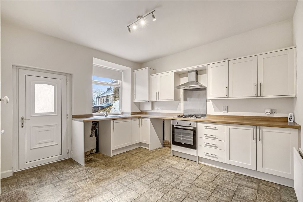 Property photo 3 of 18 Kitchen