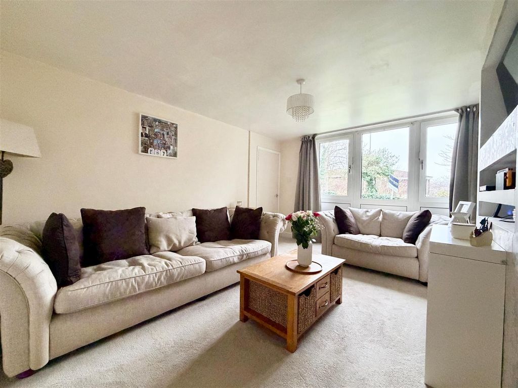 Property photo 3 of 13 Lounge