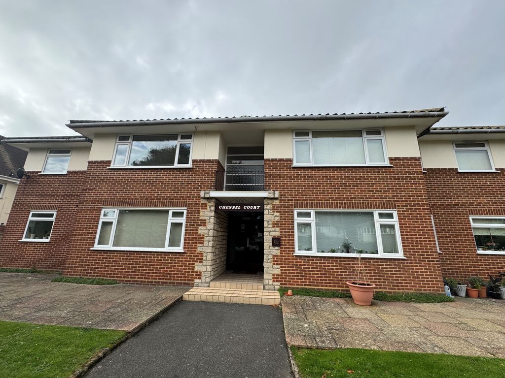 Property photo 1 of 11 2 Bed Flat To Rent Chessel Court, Bournemouth Bh5