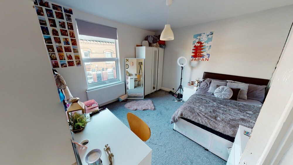 Property photo 3 of 22 A Bright And Cozy Double Bedroom Featuring A Large...