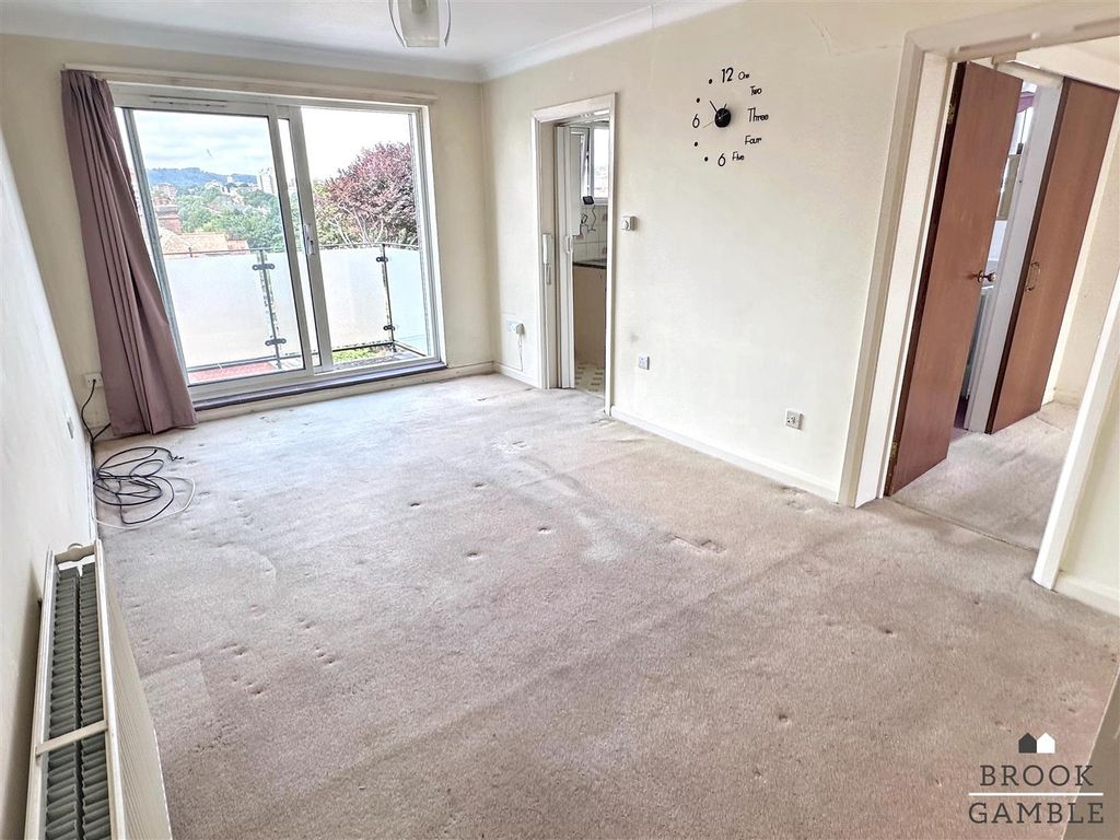 Property photo 3 of 14 01323 438506