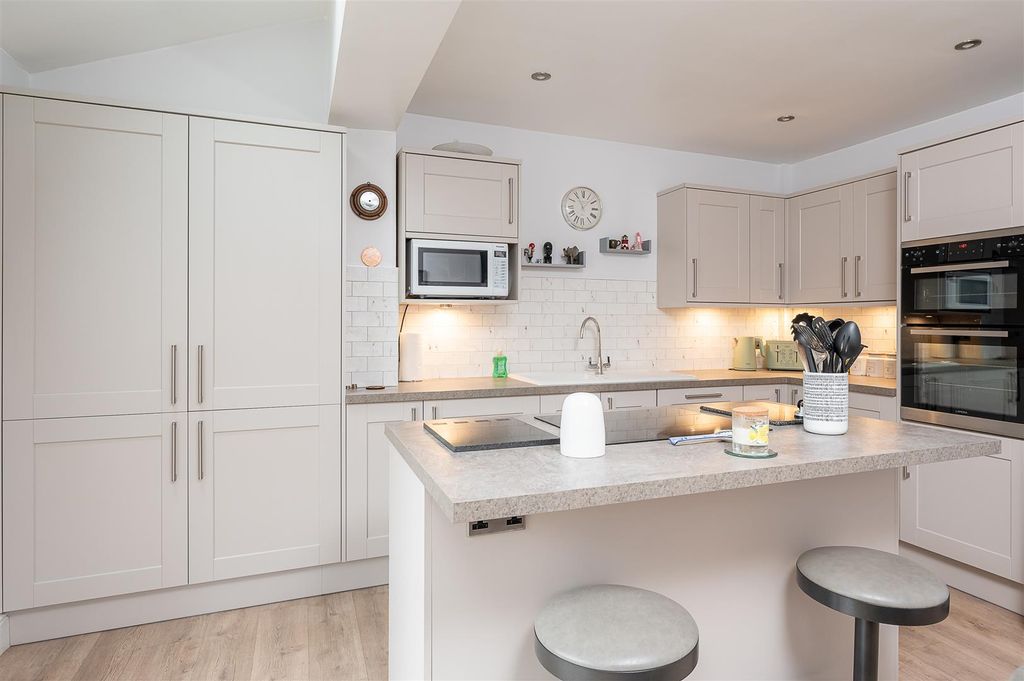Property photo 3 of 21 Kitchen / Diner