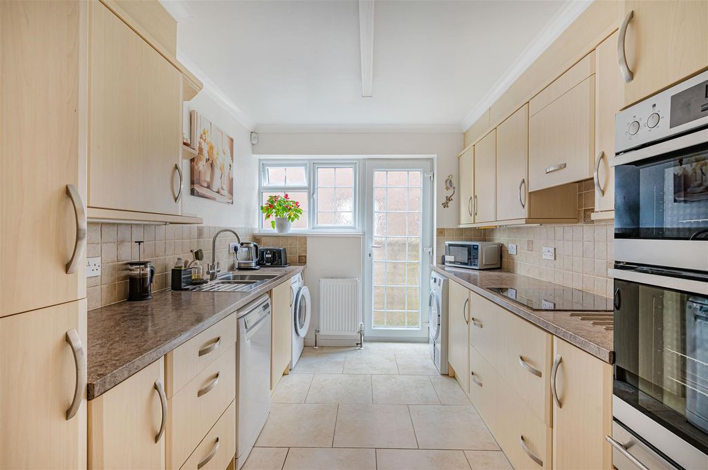 Property photo 3 of 18 Kitchen