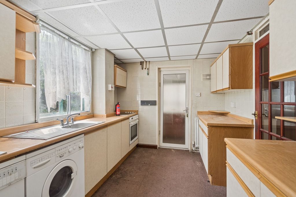 Property photo 3 of 19 Kitchen