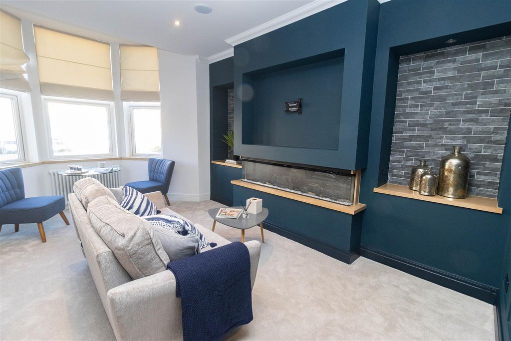 Property photo 3 of 19 Lounge