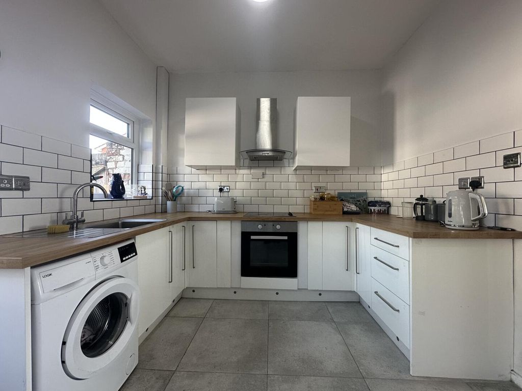 Property photo 3 of 9 Kitchen