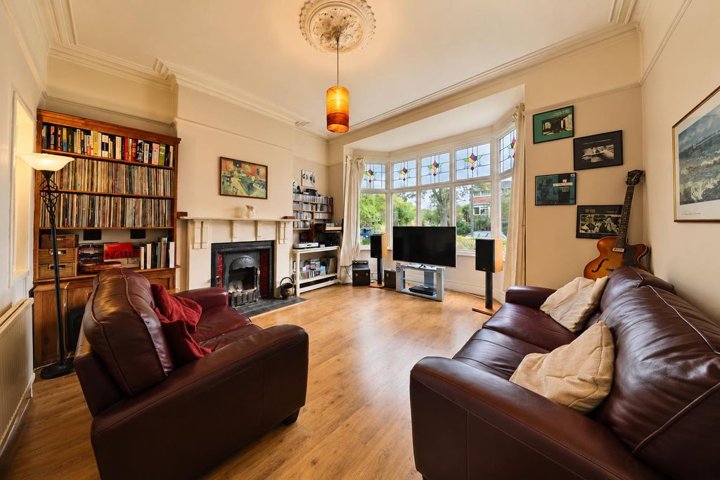 Property photo 2 of 31