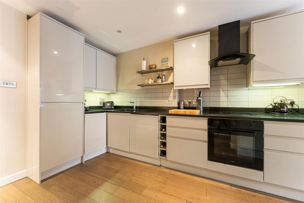 Property photo 3 of 39 Silesia Buildings, E8