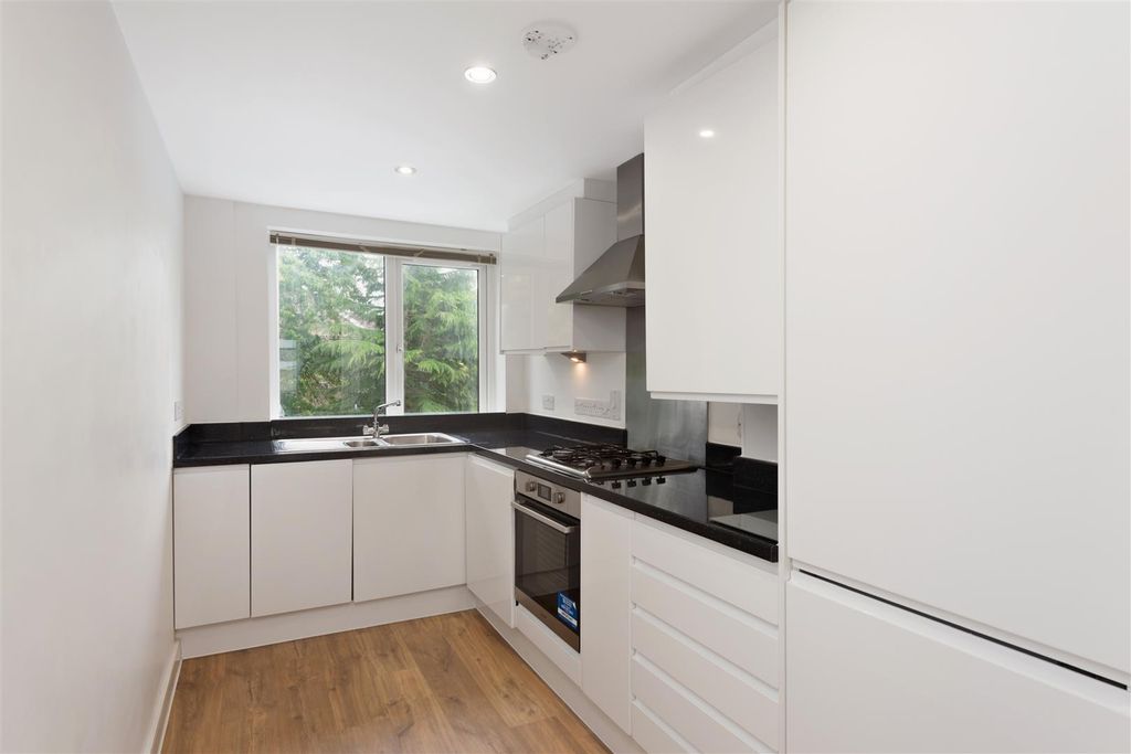 Property photo 2 of 15 Flat 2 Applewood House_10.Jpg