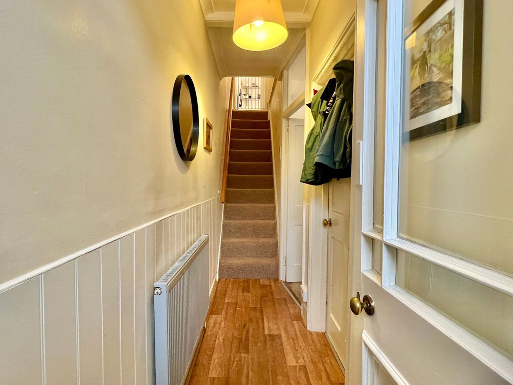 Property photo 2 of 18 Entrance Hall