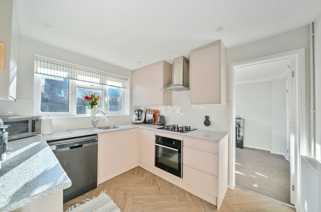 Property photo 2 of 12 1395864-24-695E50...