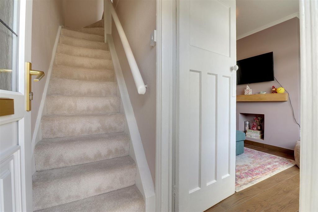 Property photo 2 of 16 Entrance Hall