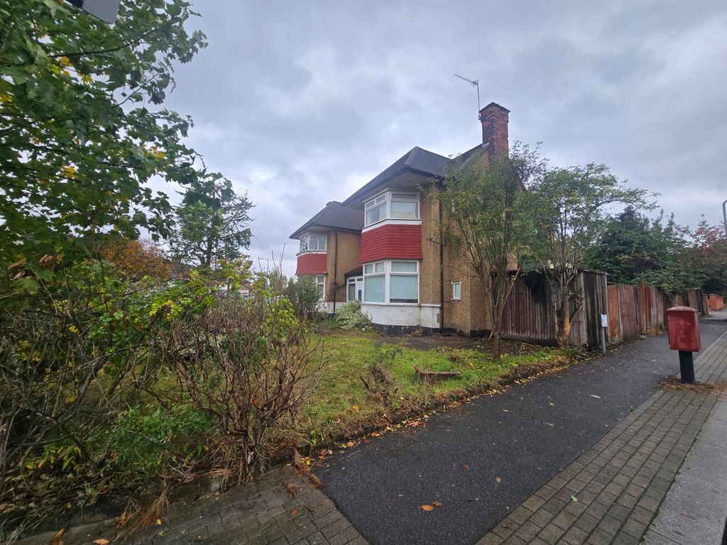 Property photo 1 of 10 3 Bed Semi-Detached House For Sale Renters Avenue, London Nw4