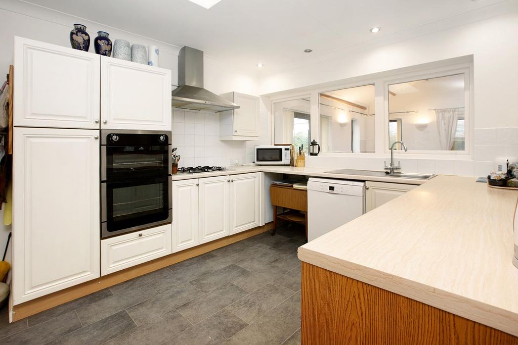 Property photo 3 of 16 Photo 10