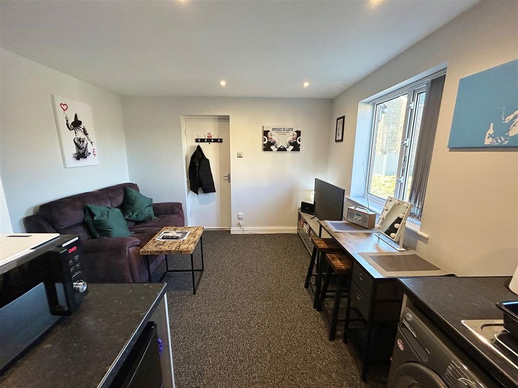 Property photo 2 of 7 Lounge