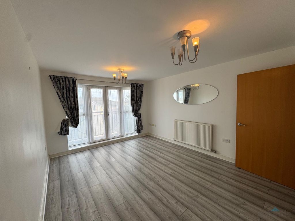 Property photo 1 of 8 Large 2 Bedroom Flat