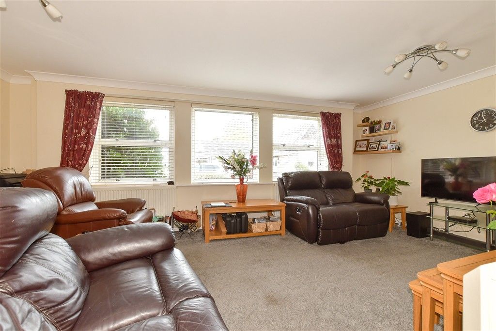 Property photo 3 of 10 Lounge