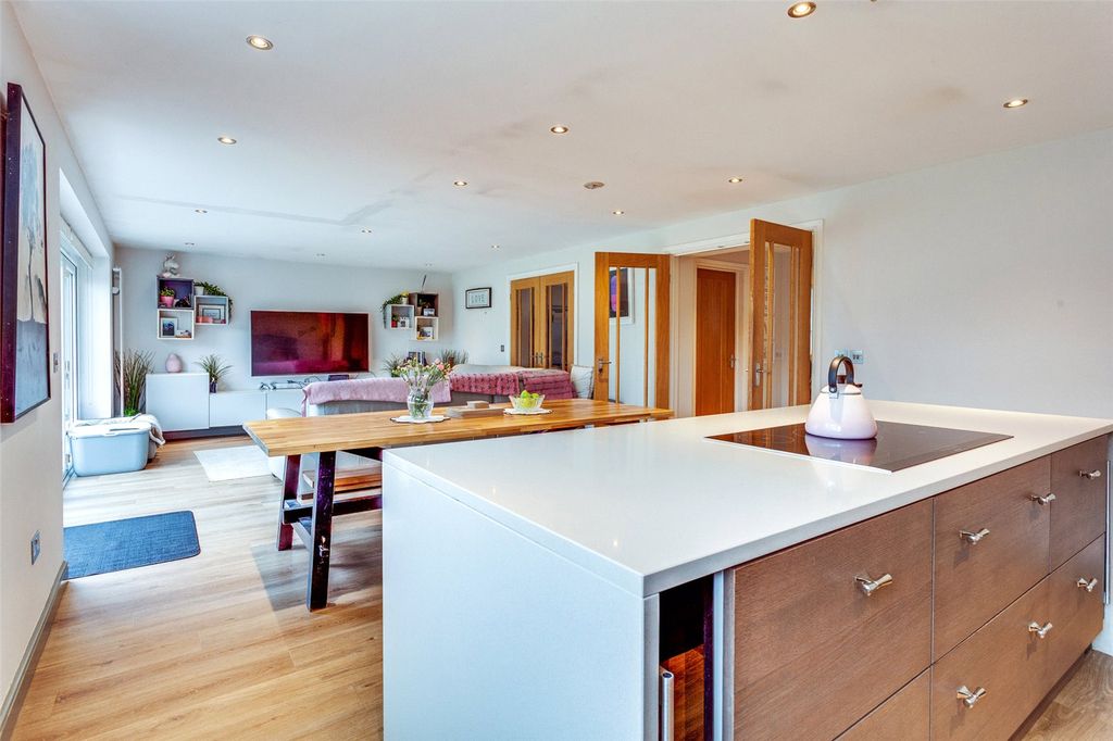 Property photo 2 of 17 Picture No. 36