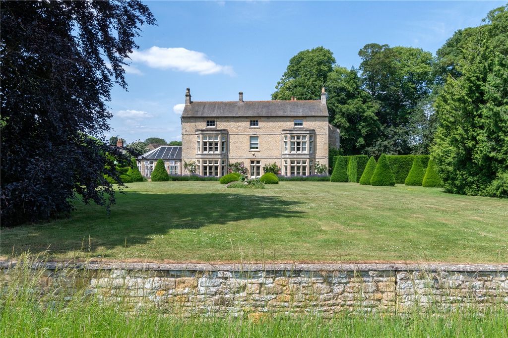 Property photo 1 of 37 Cottesmore Grange