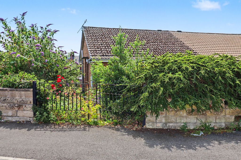 Property photo 1 of 17 17 Listerdale, Liversedge, Wf15 6En