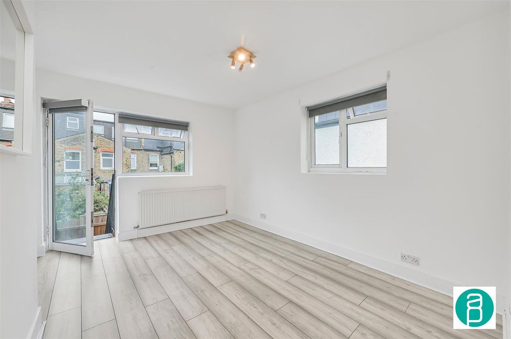 Property photo 2 of 10 Andrew_Purnell_-_Dryden_Road__Sw19_8Sg_12.Jpg