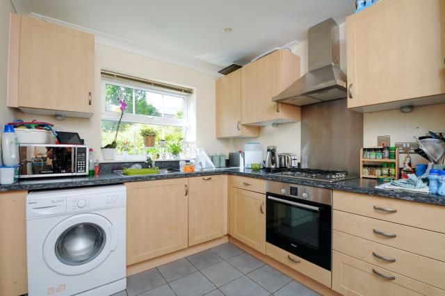 Property photo 3 of 10 Kitchen