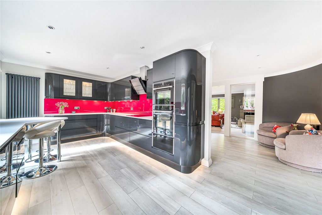 Property photo 3 of 19 Kitchen