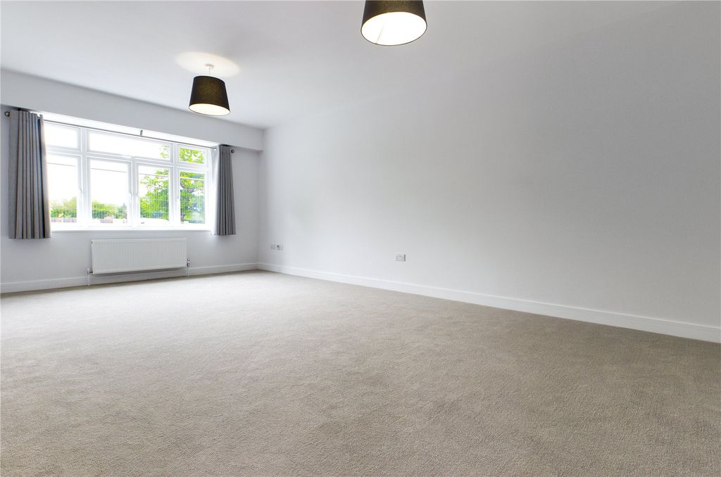 Property photo 3 of 10 Living Room