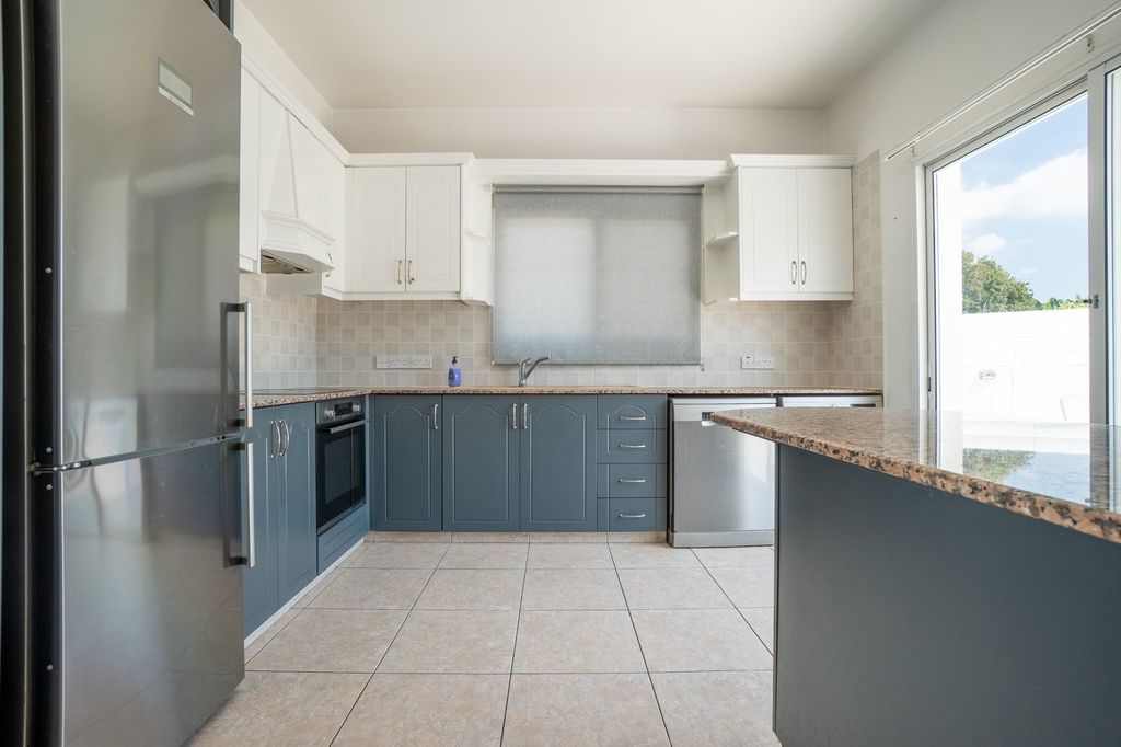 Property photo 2 of 33