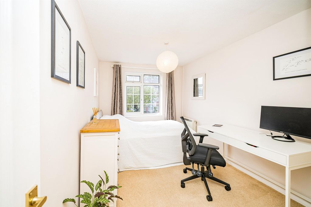 Property photo 2 of 6 Bedroom 1