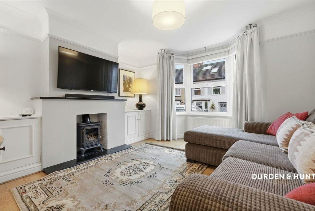 Property photo 2 of 17 Bower Vale