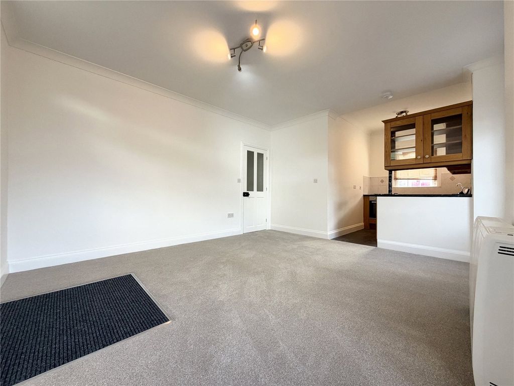 Property photo 2 of 16 Lounge