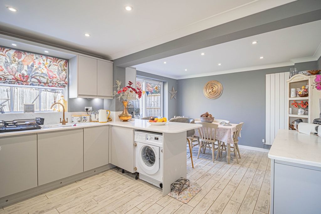 Property photo 2 of 22 5549763