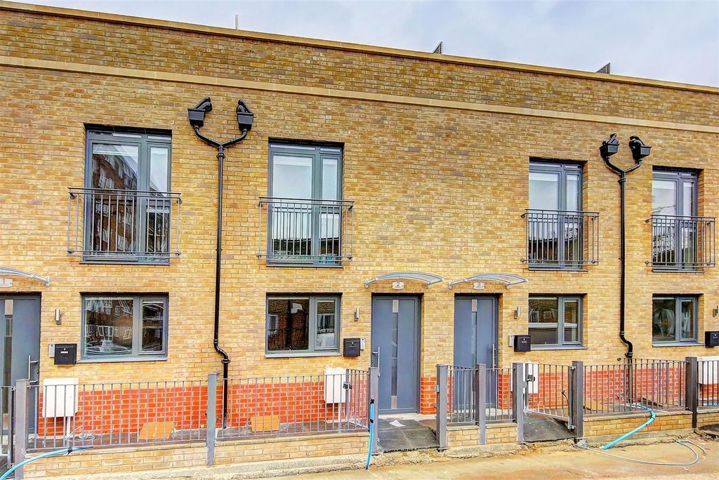 Property photo 3 of 12 Oak Terrace, Exterior