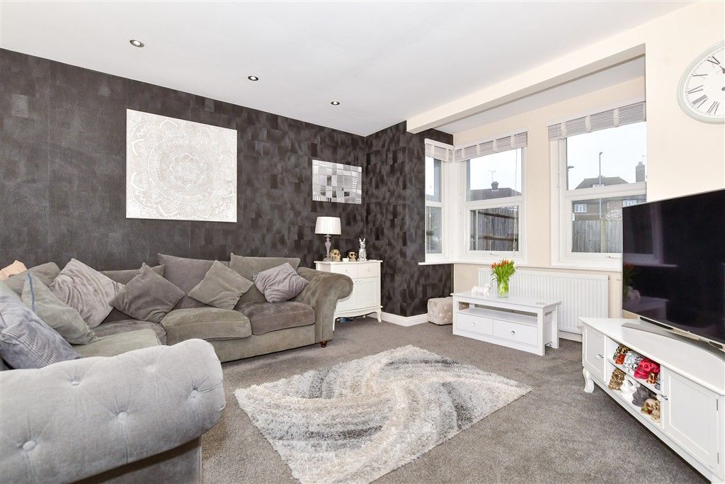 Property photo 3 of 19 Lounge