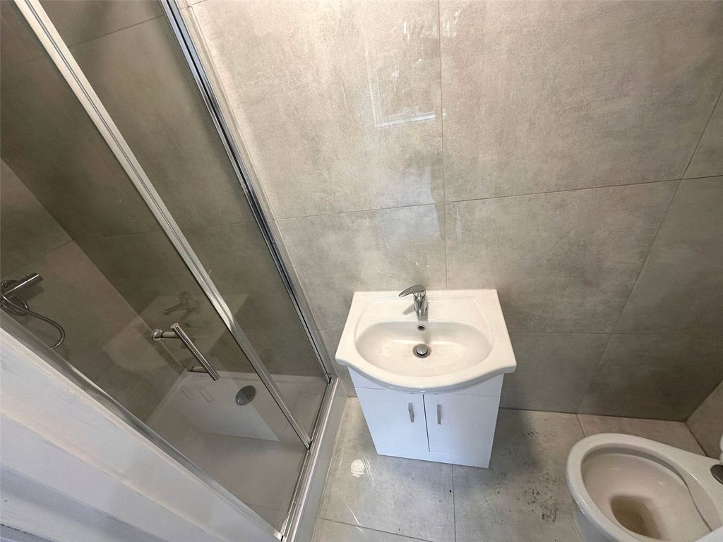 Property photo 3 of 16 Ensuite One