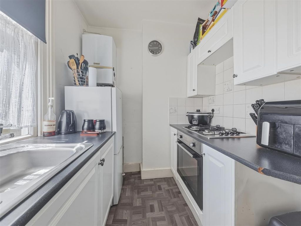 Property photo 2 of 24 Flat 3. 83 Central Parade (16).Jpg