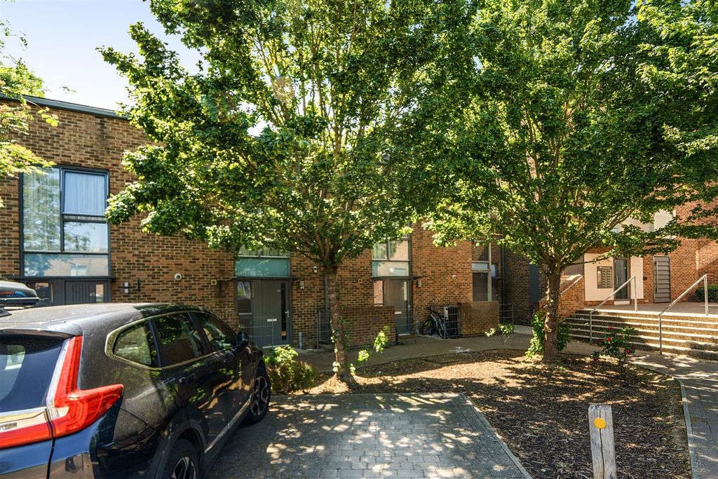 Property photo 1 of 21 Caulfield Gardens