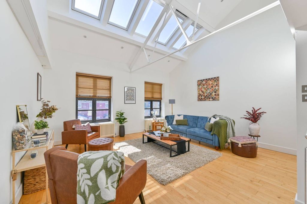 Property photo 2 of 23